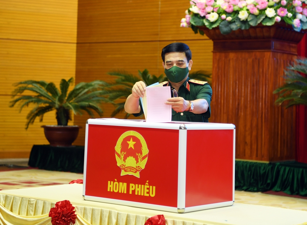Thượng tướng Phan Văn Giang, Ủy viên Bộ Chính trị, Phó bí thư Quân ủy Trung ương, Bộ trưởng Bộ Quốc phòng bỏ phiếu cử tri ở khu vực bỏ phiếu số 11, phường Điện Biên, quận Ba Đình, TP Hà Nội. Ảnh: Trọng Hải.